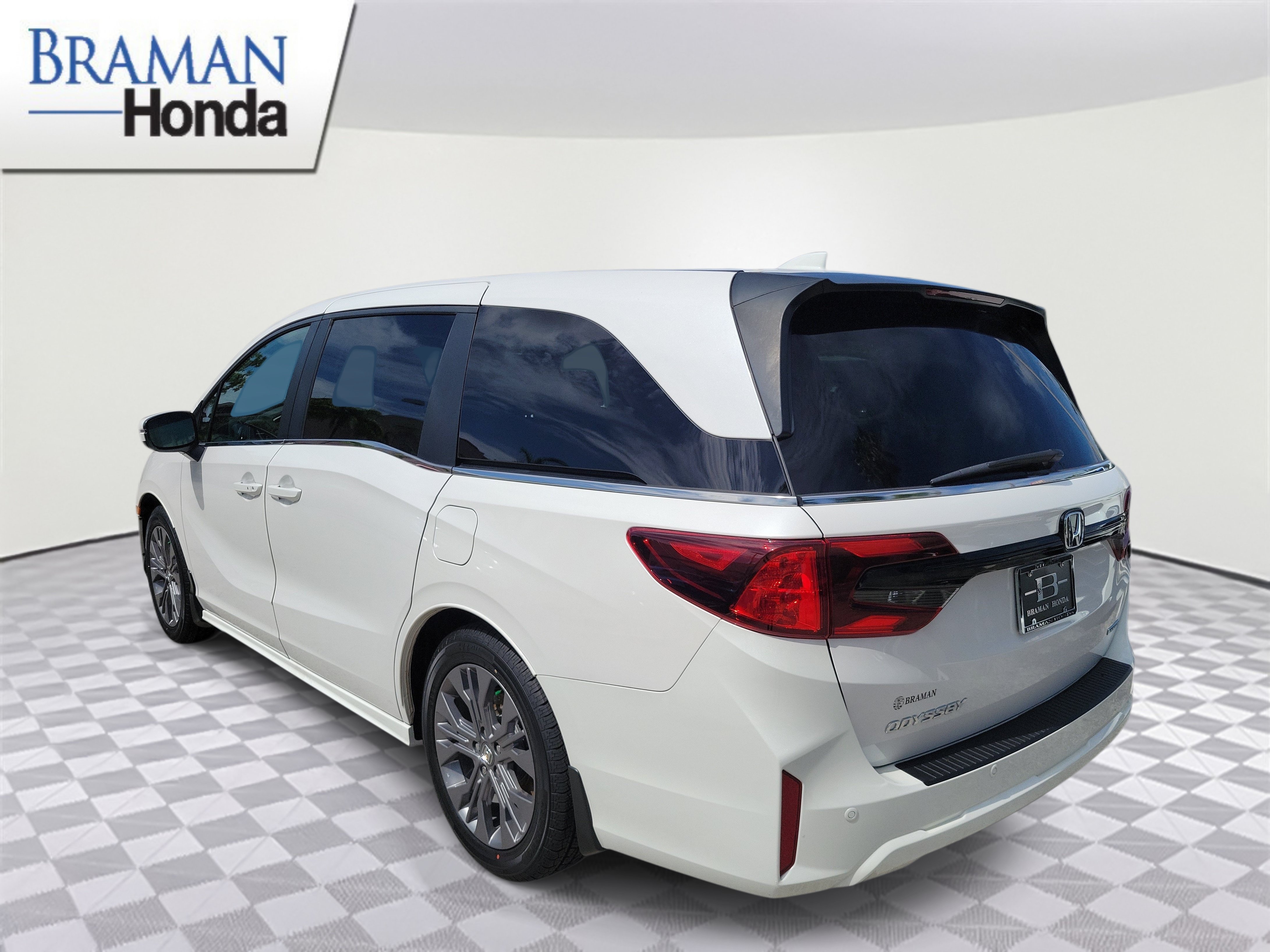 Certified 2025 Honda Odyssey Touring image 4