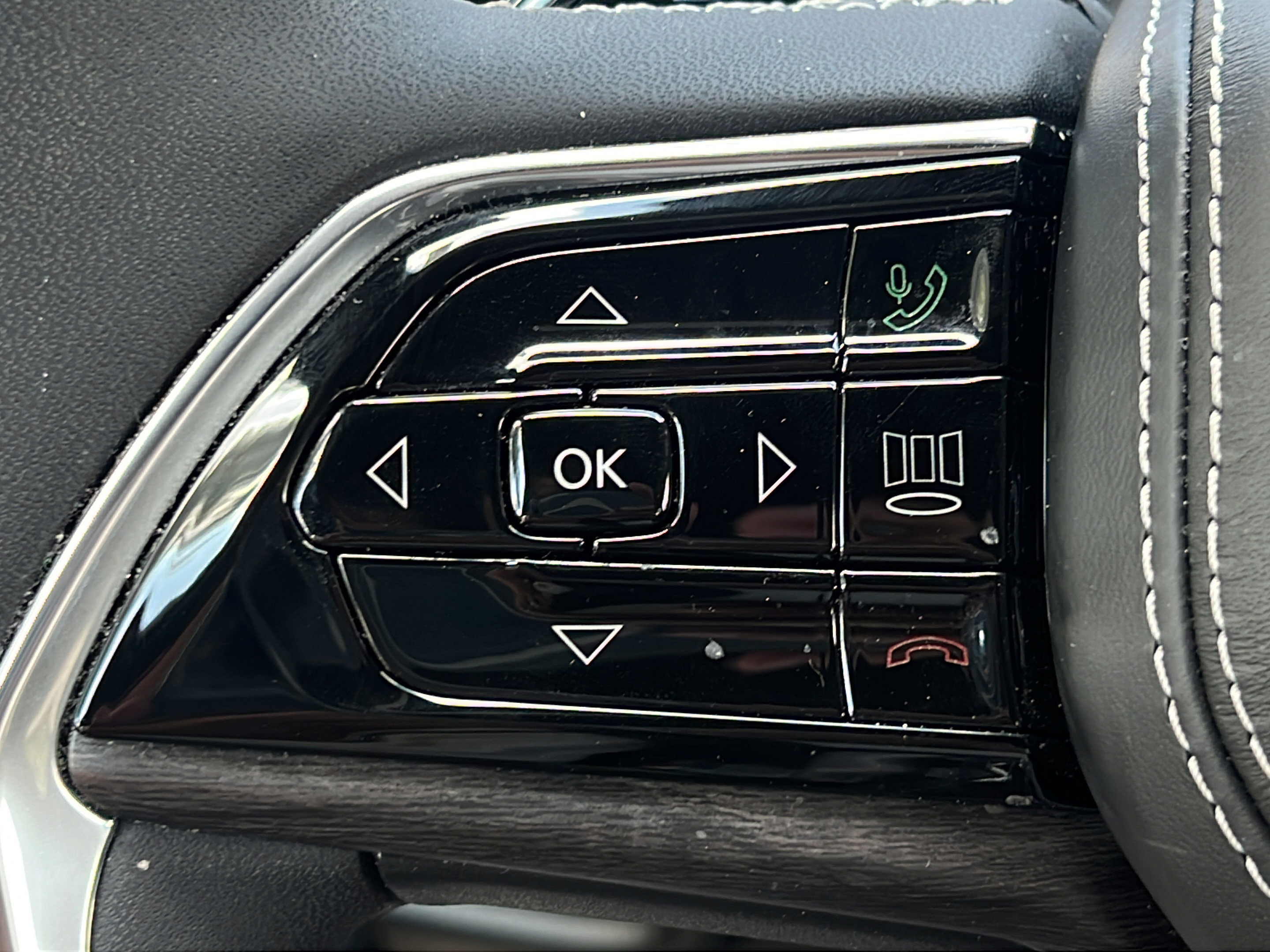 Used 2023 Jeep Grand Cherokee Overland AWD/4WD image 21