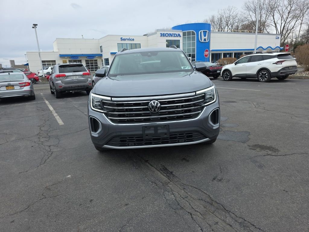 Used 2024 Volkswagen Atlas SE image 2