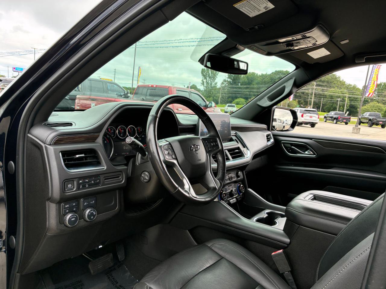 Used 2021 Chevrolet Tahoe Z71 w/ Luxury Package AWD/4WD image 12