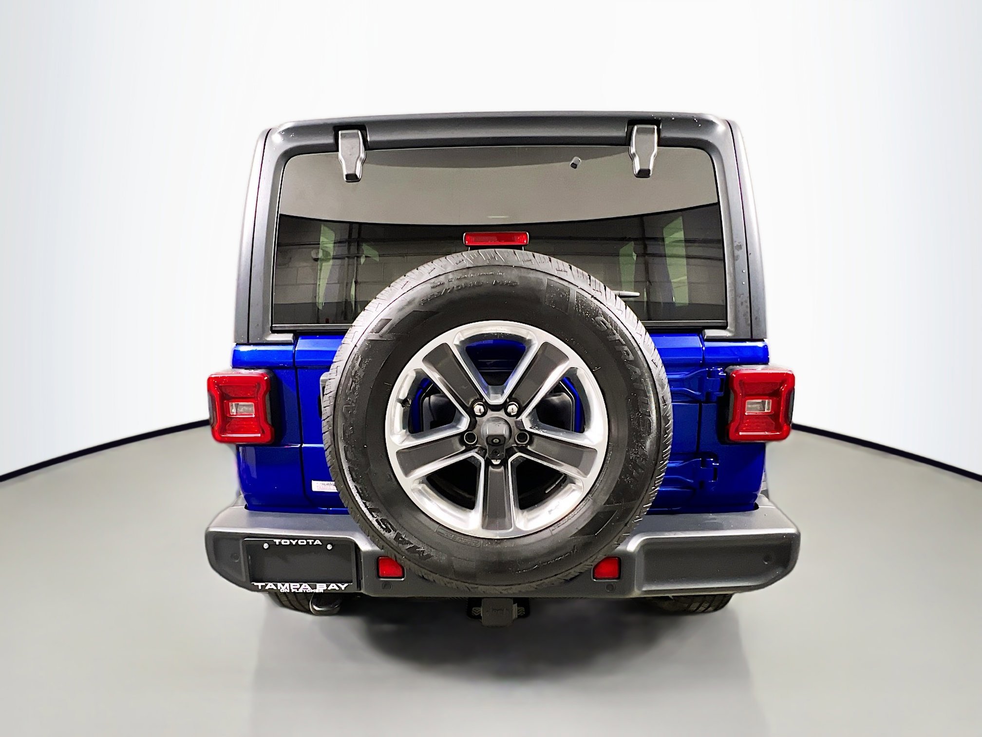Used 2018 Jeep Wrangler Unlimited Sahara AWD/4WD image 6