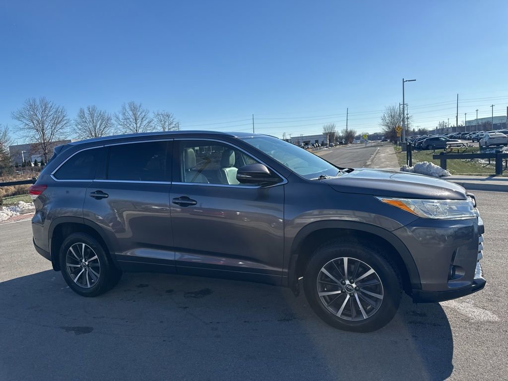Used 2017 Toyota Highlander XLE image 3