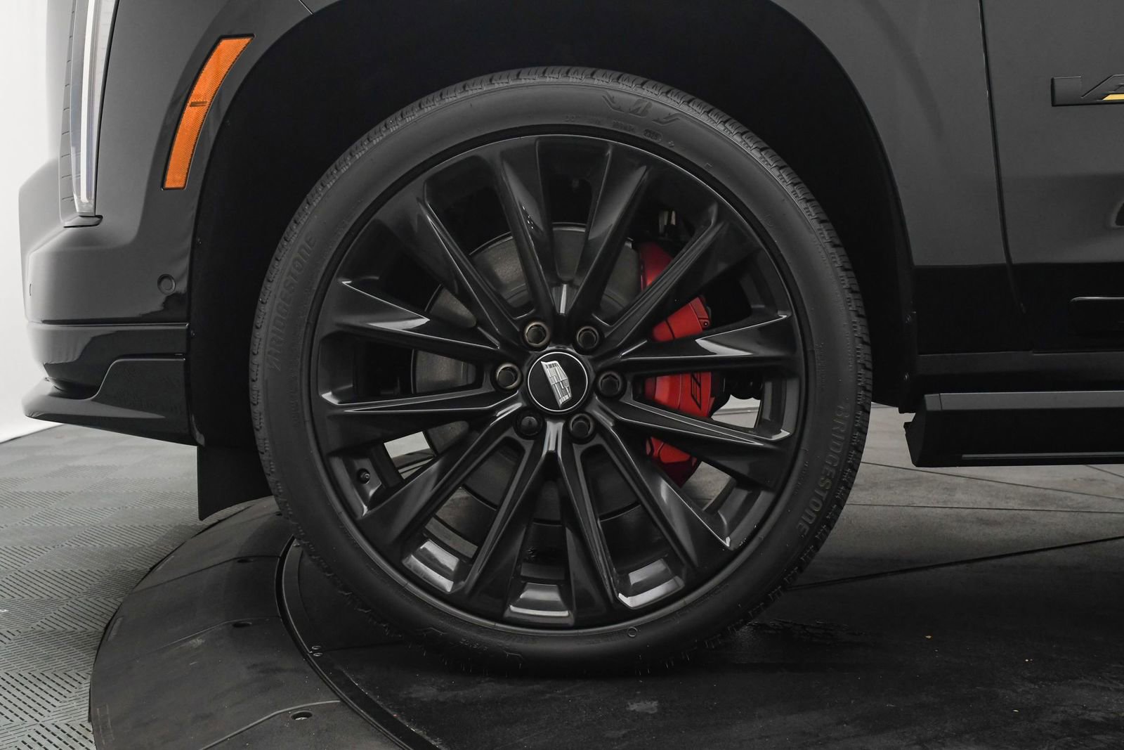 Used 2025 Cadillac Escalade V w/ LPO, ONYX Package image 33