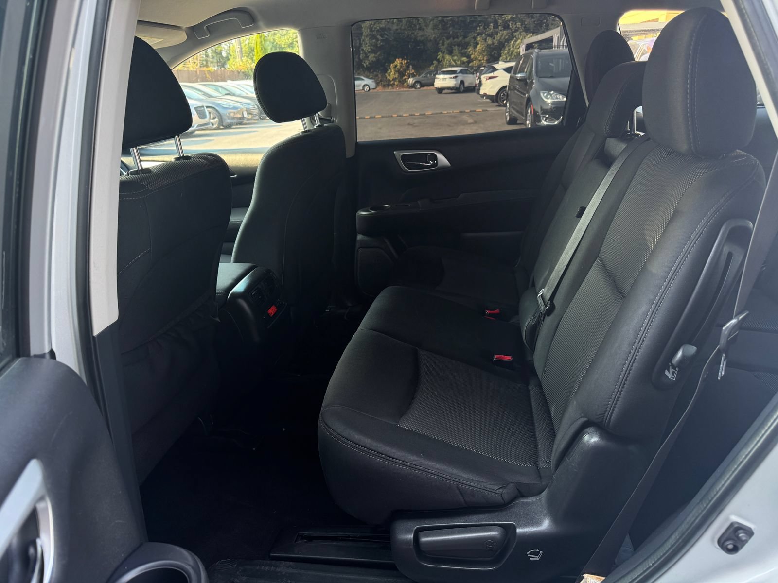 Used 2017 Nissan Pathfinder SV FWD image 14