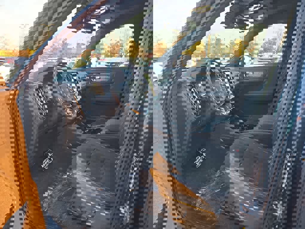 Used 2022 Volvo XC40 P8 Recharge Plus image 12