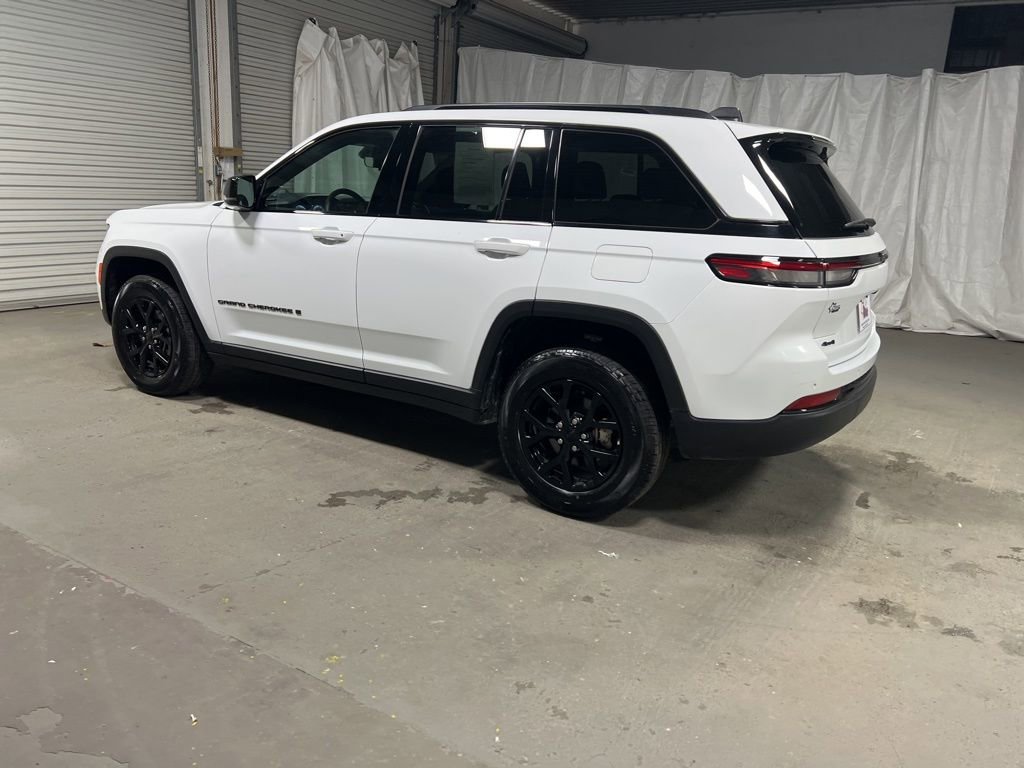 Used 2025 Jeep Grand Cherokee Altitude image 5