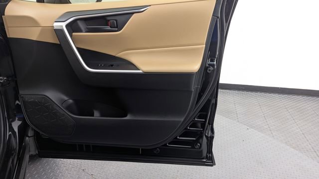 Used 2020 Toyota RAV4 LE image 17