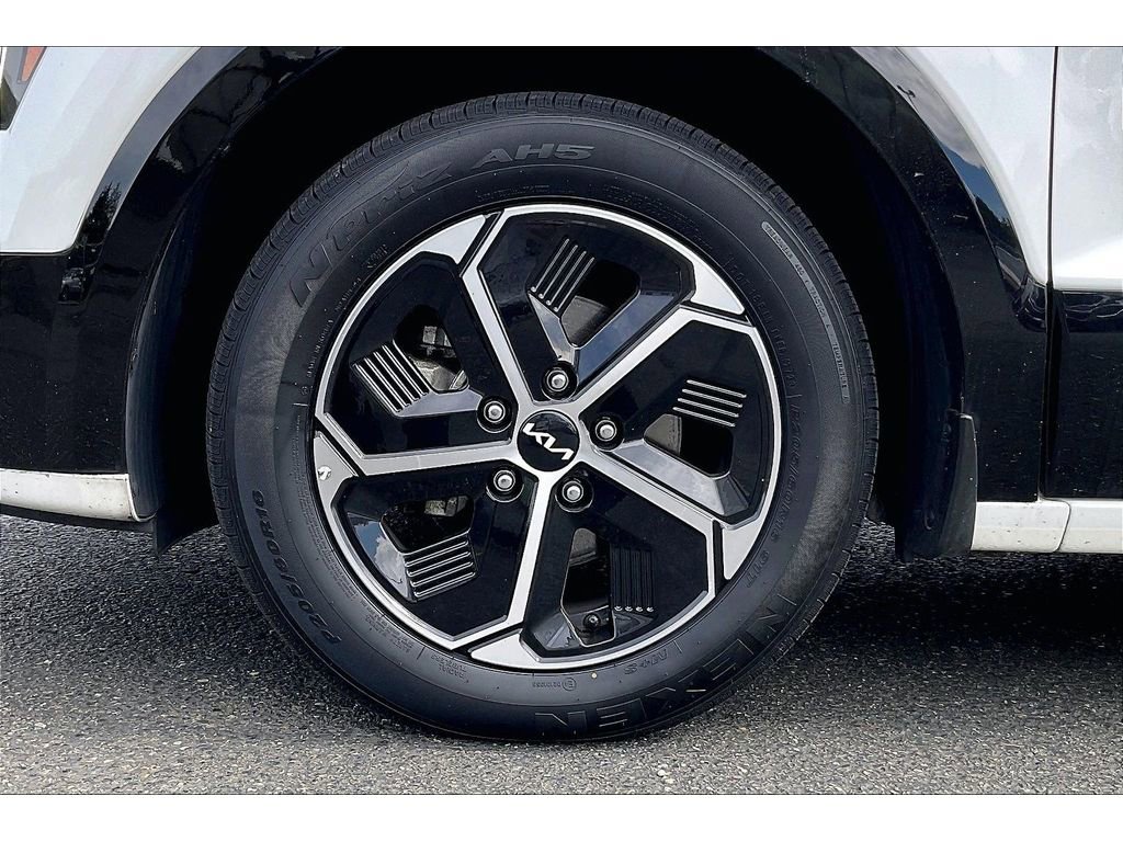 Used 2023 Kia Niro SX image 9