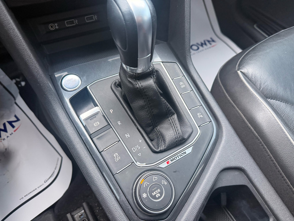 Used 2018 Volkswagen Tiguan SEL Premium image 23