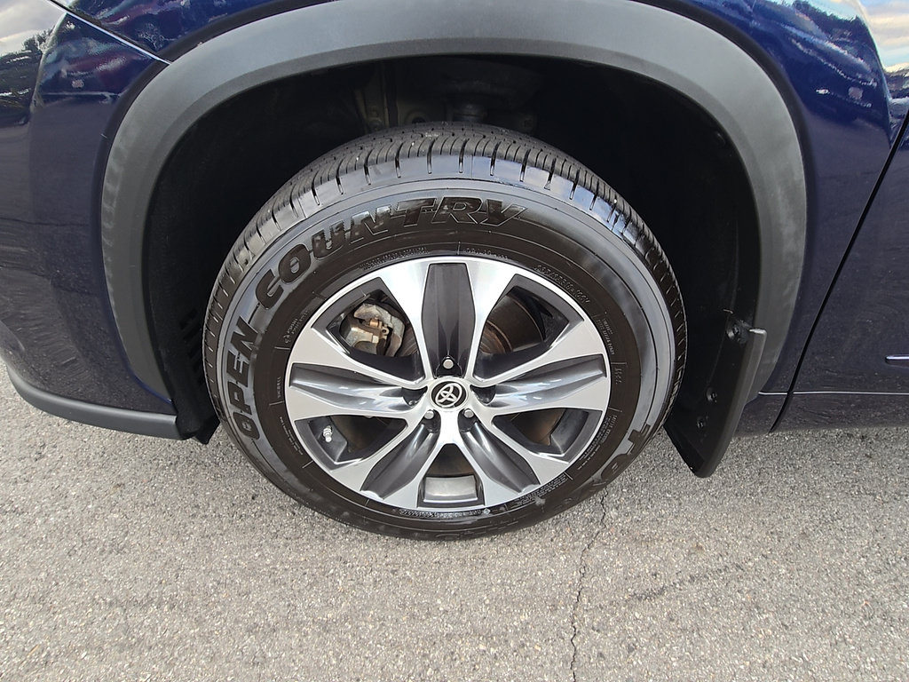 Certified 2021 Toyota Highlander XLE AWD/4WD image 10