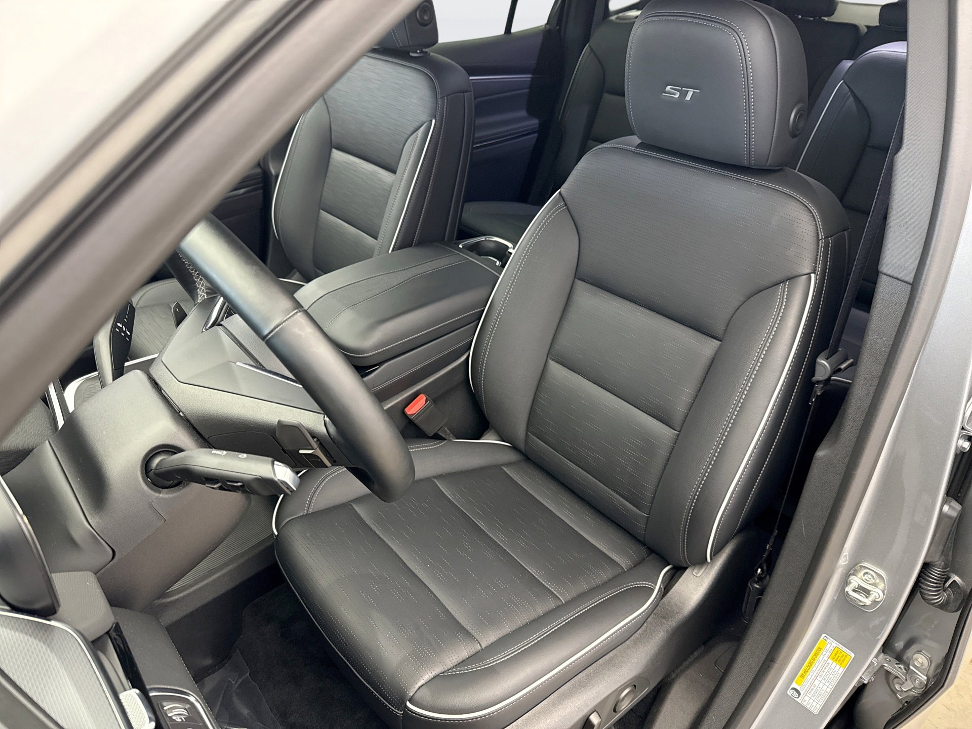 Used 2025 Buick Enclave Sport Touring AWD/4WD image 11