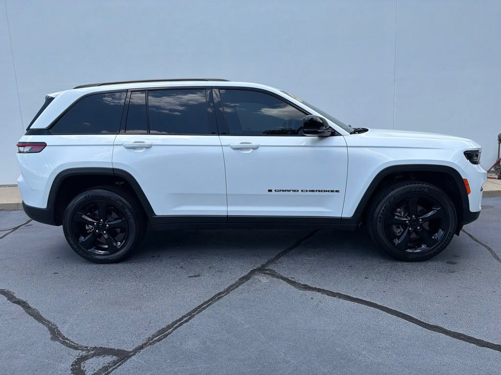 Used 2023 Jeep Grand Cherokee Altitude AWD/4WD image 7