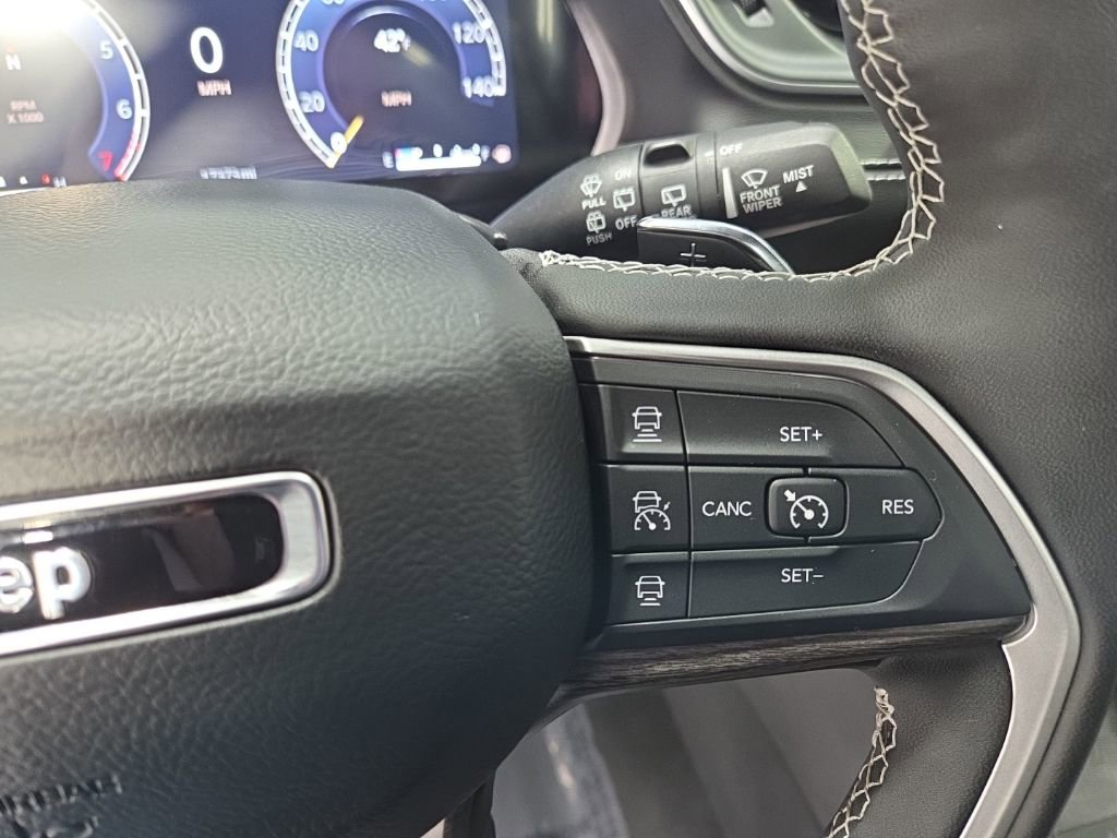 Used 2024 Jeep Grand Cherokee Limited w/ Luxury Tech Group II image 15