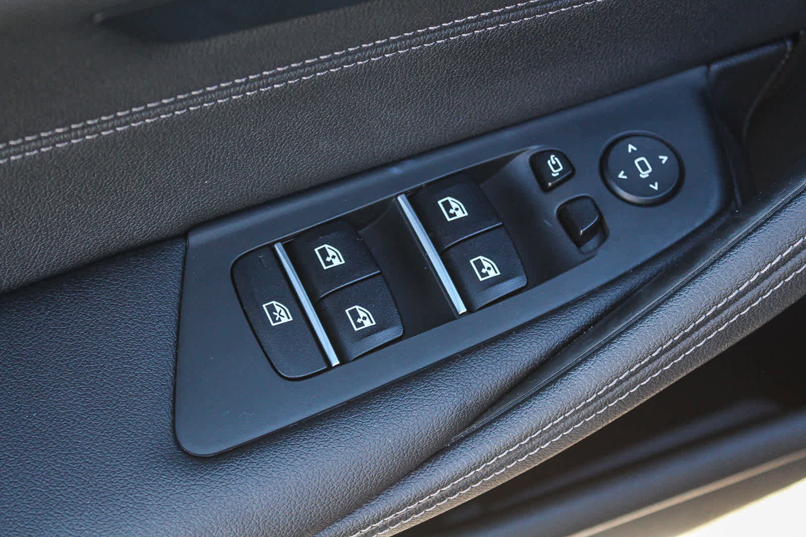 Certified 2023 BMW 530e w/ Convenience Package image 20