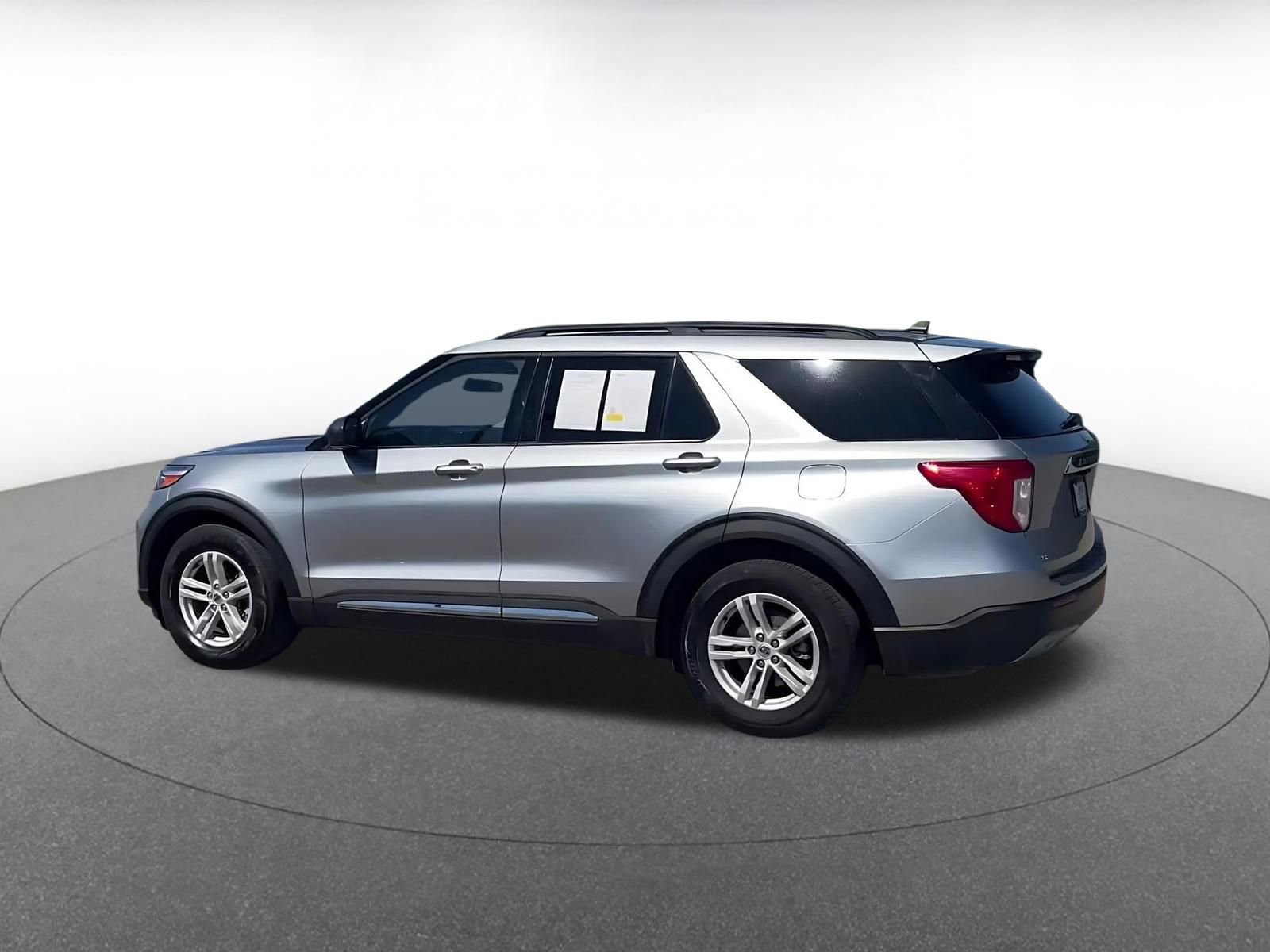 Used 2024 Ford Explorer XLT w/ Equipment Group 202A RWD image 10