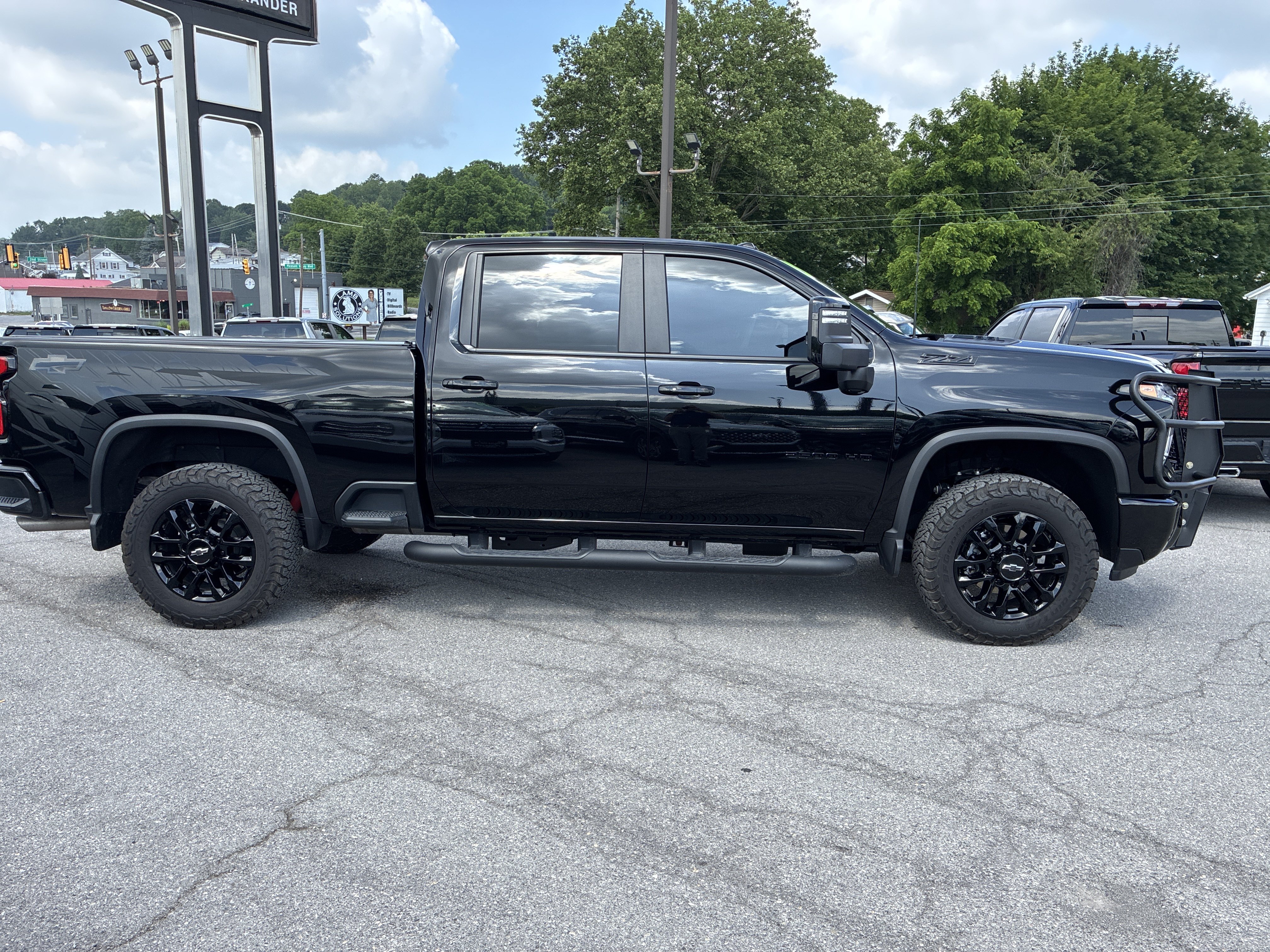 Used 2025 Chevrolet Silverado 2500 LT w/ Trail Boss Package AWD/4WD image 2