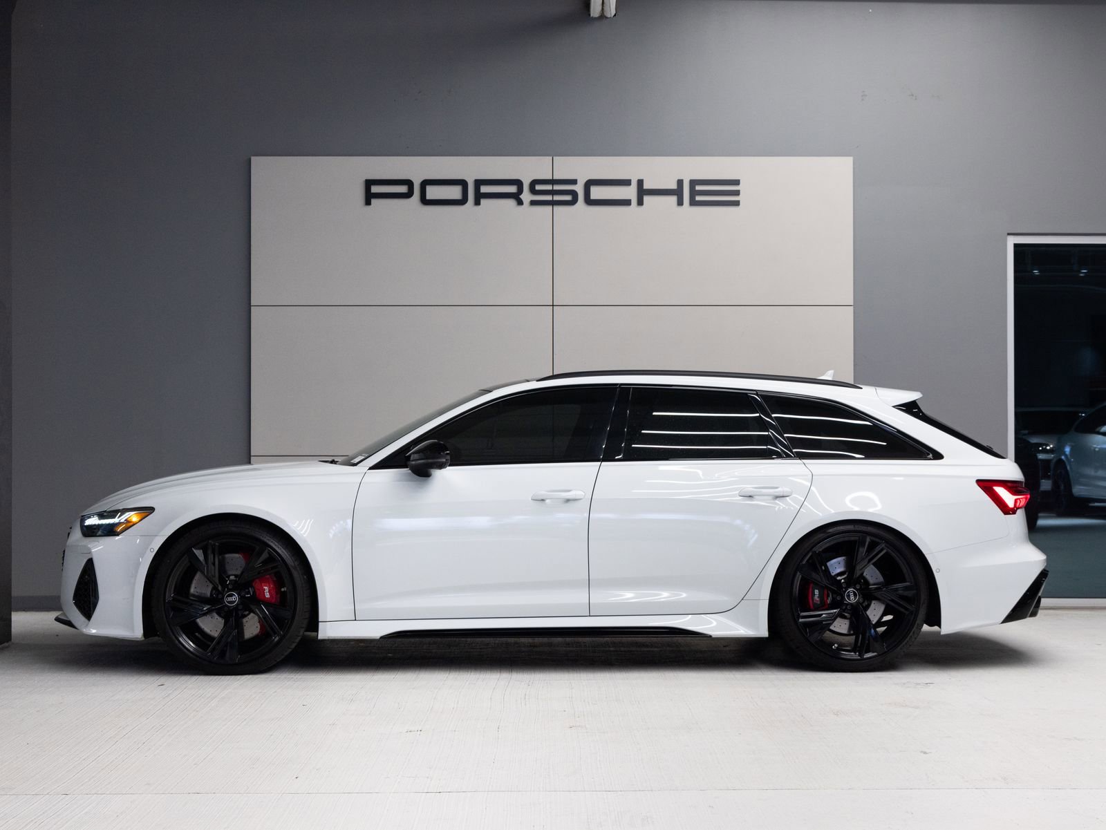 Used 2021 Audi RS 6 w/ Executive Package AWD/4WD image 2