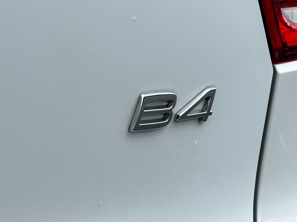 Used 2023 Volvo XC40 B4 Plus image 14