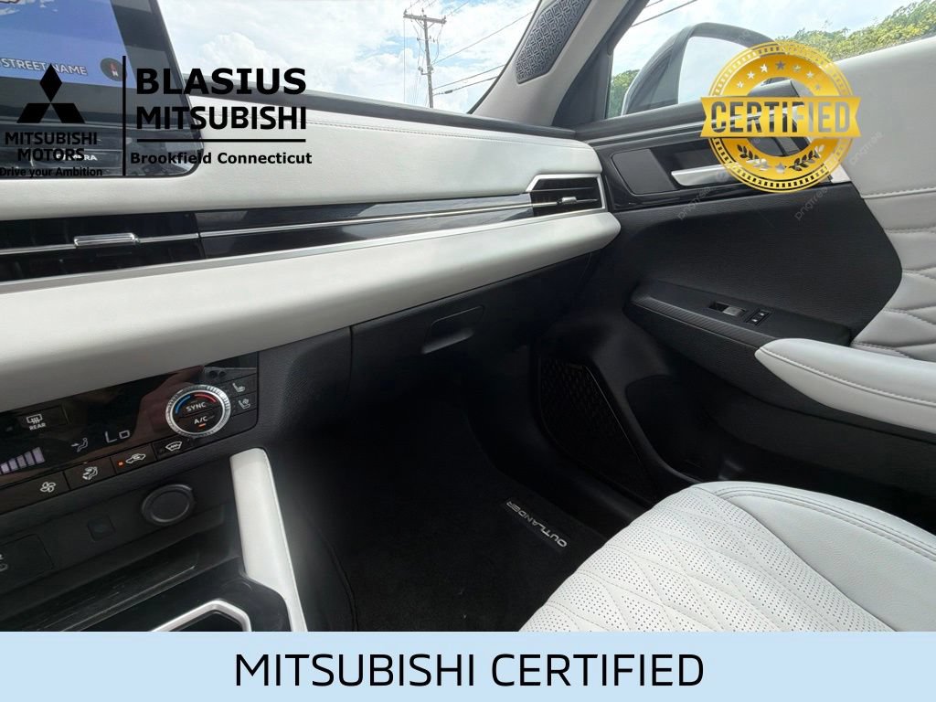 Used 2025 Mitsubishi Outlander AWD image 26