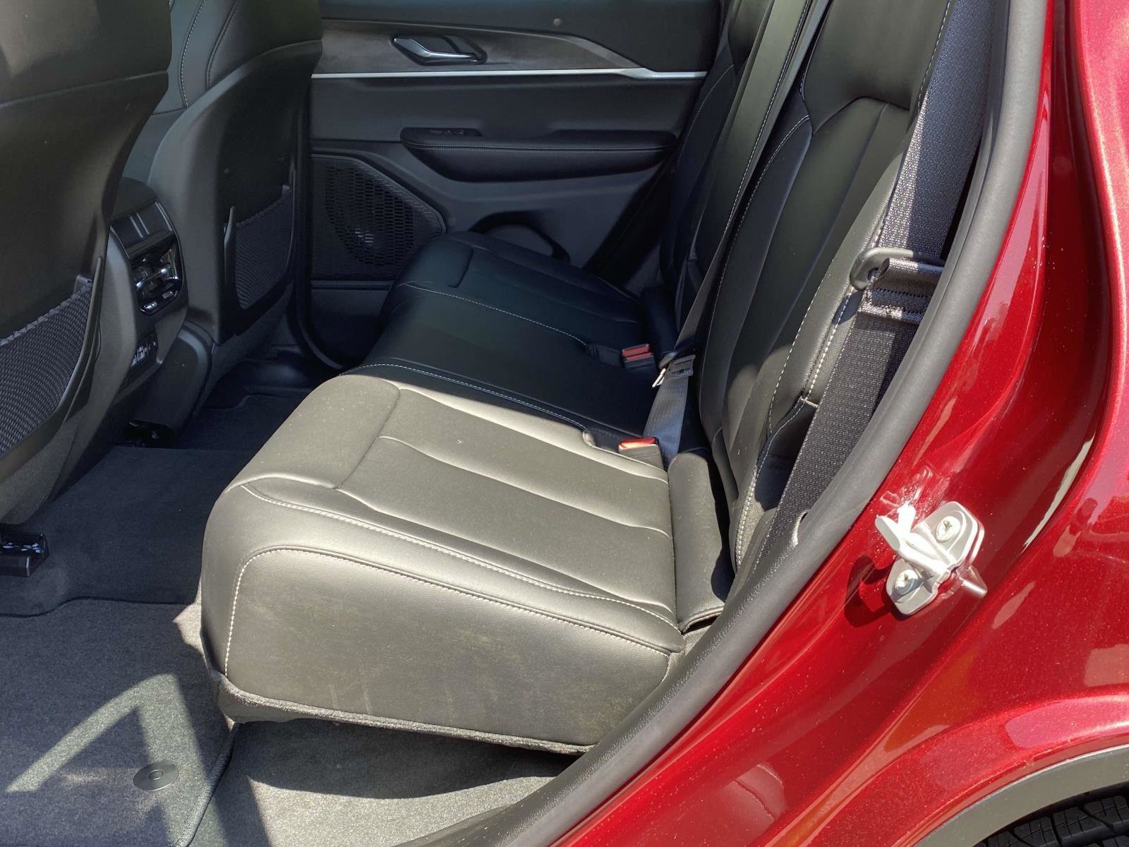 New 2025 Jeep Grand Cherokee Limited w/ Black Appearance Package image 19