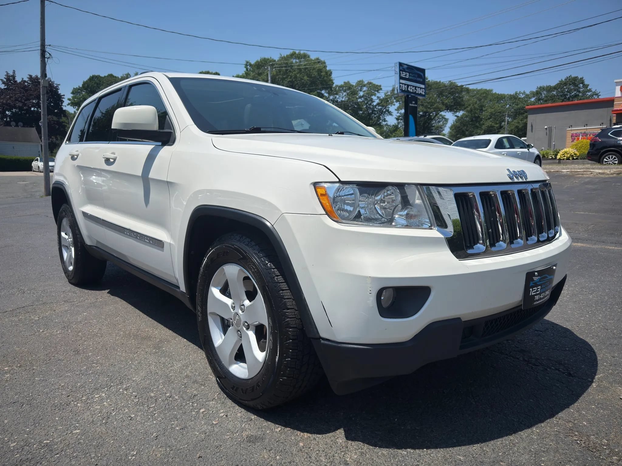 Used 2011 Jeep Grand Cherokee Laredo AWD/4WD image 1
