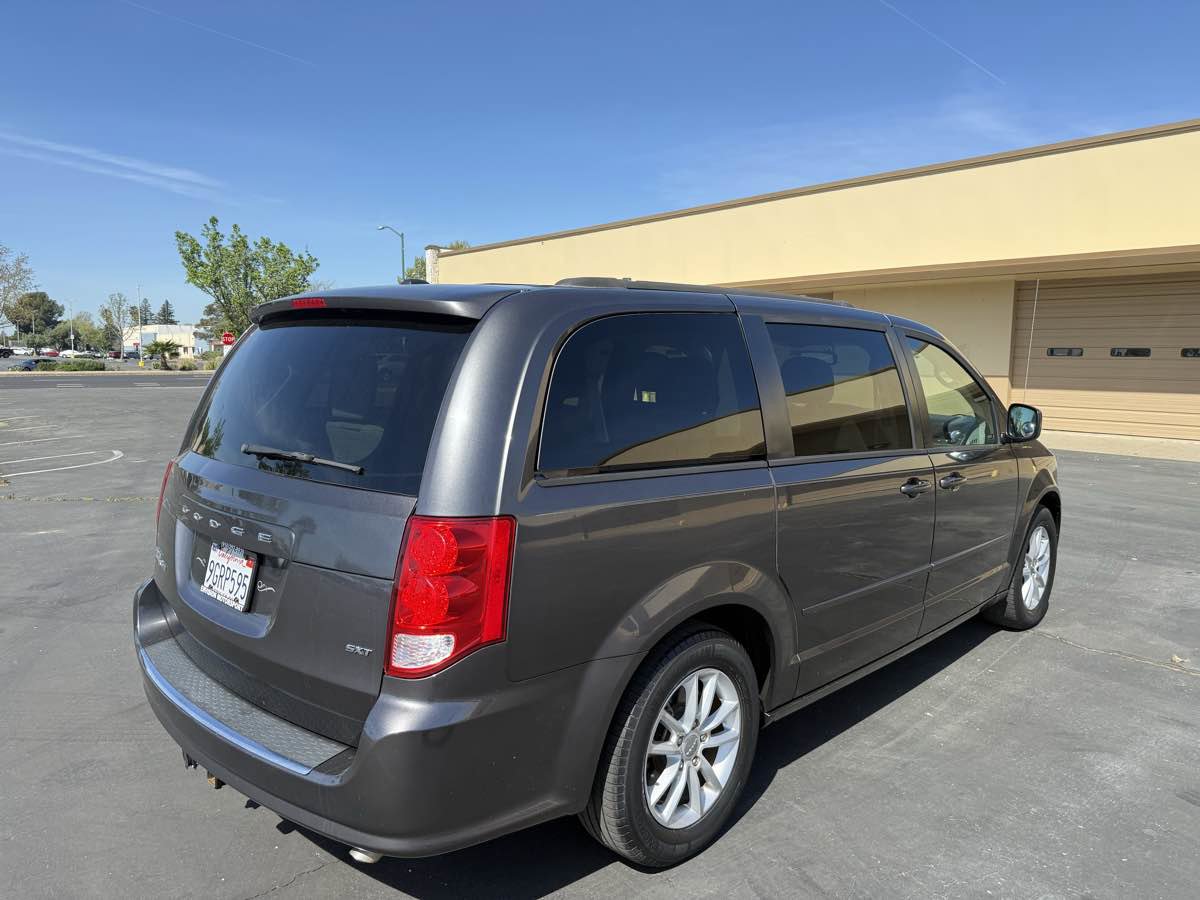 Used 2016 Dodge Grand Caravan SXT w/ UConnect Hands-Free Group image 7