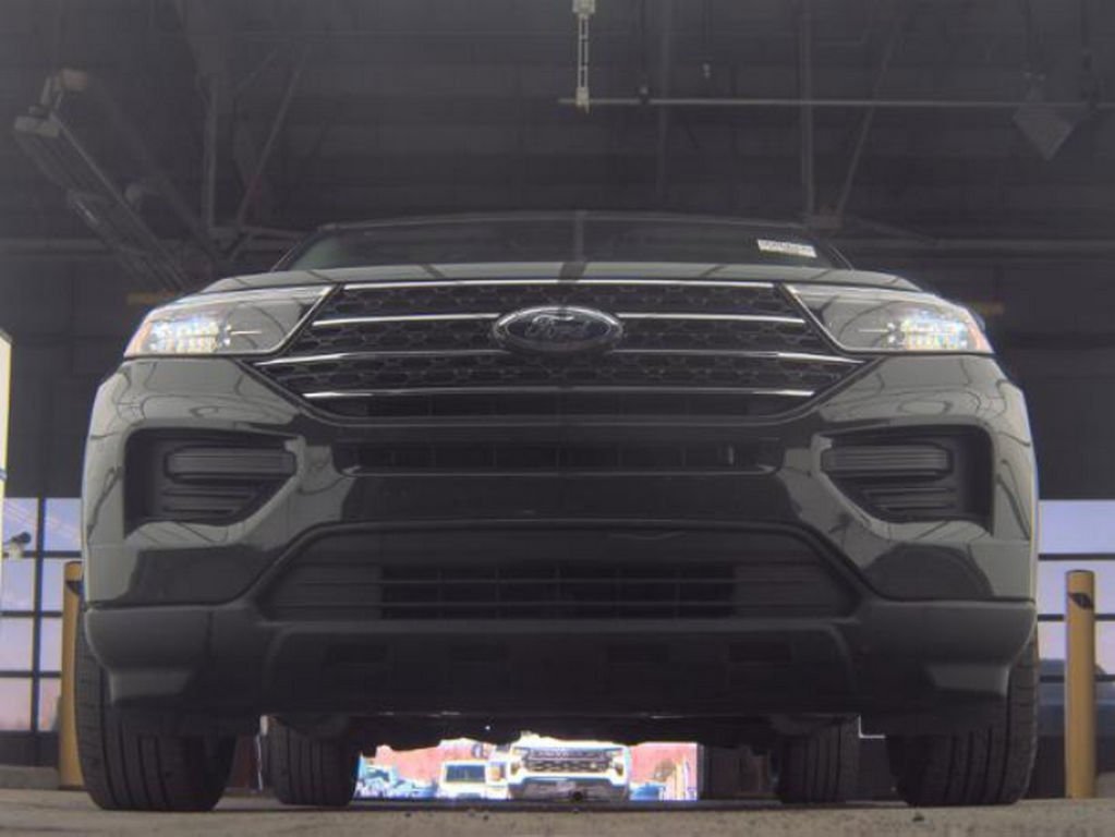 Used 2023 Ford Explorer XLT image 3