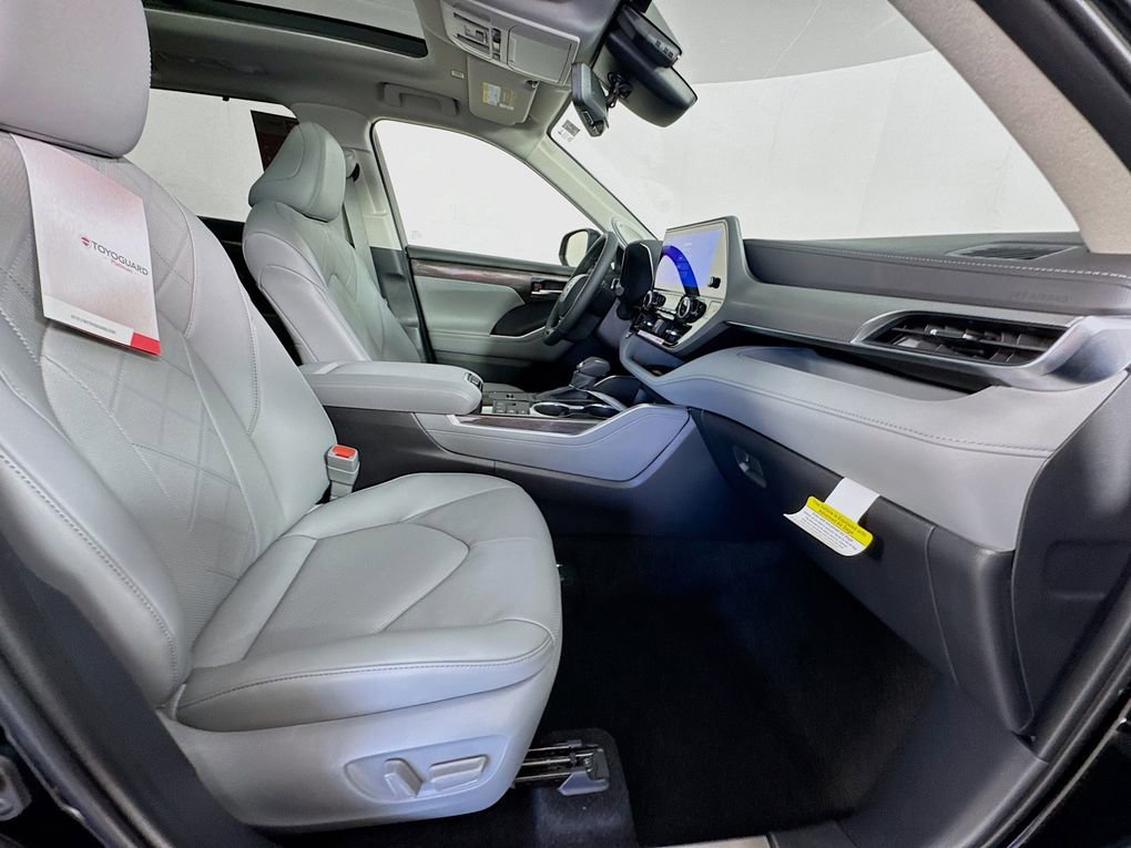 New 2026 Toyota Highlander Platinum image 30