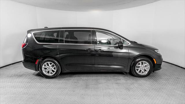 Used 2023 Chrysler Pacifica Touring-L FWD image 9