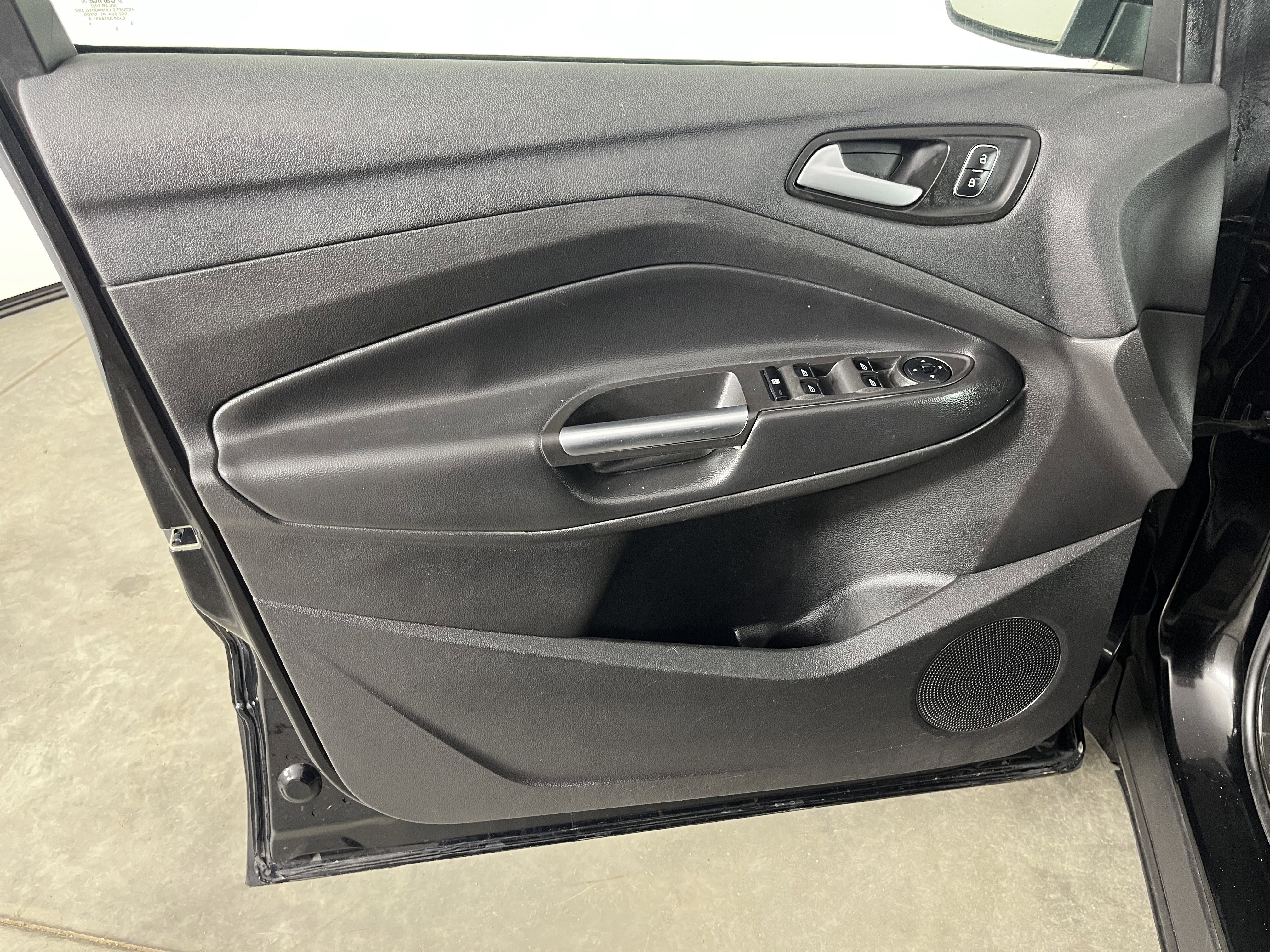 Used 2018 Ford Escape SE w/ SE Sport Appearance Package image 17