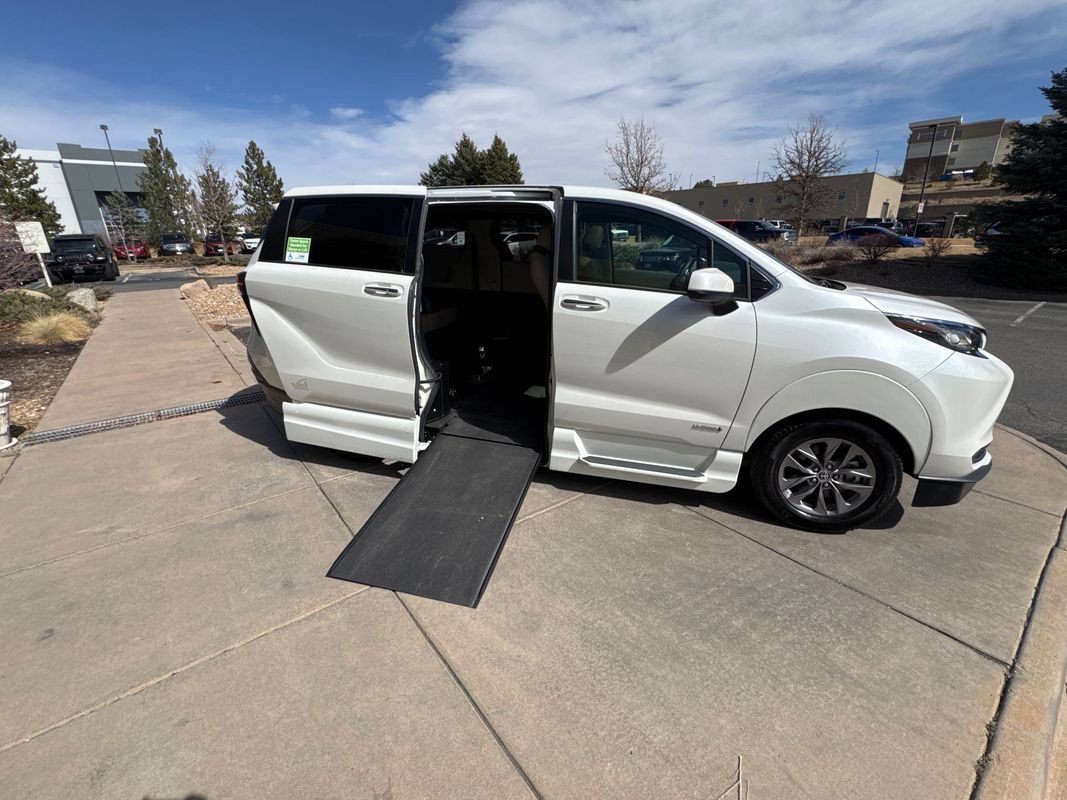 Used 2021 Toyota Sienna XLE AWD/4WD image 2