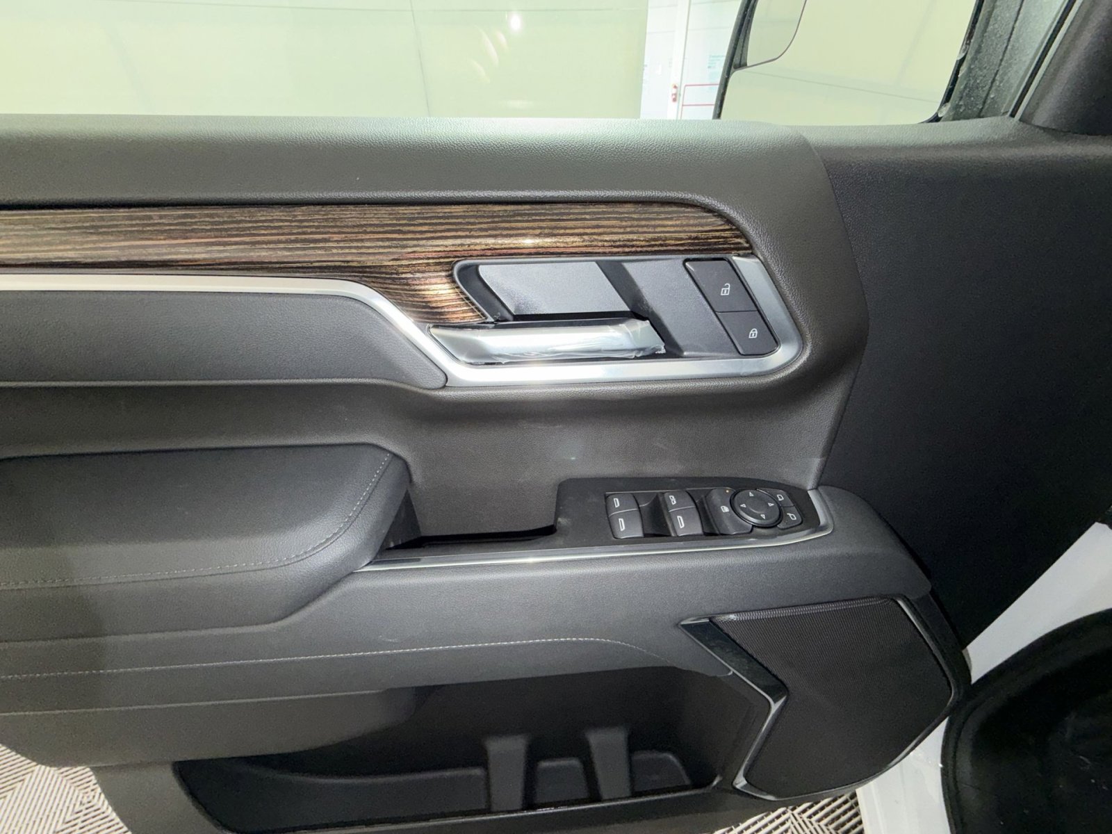 New 2026 GMC Sierra 1500 SLE image 15