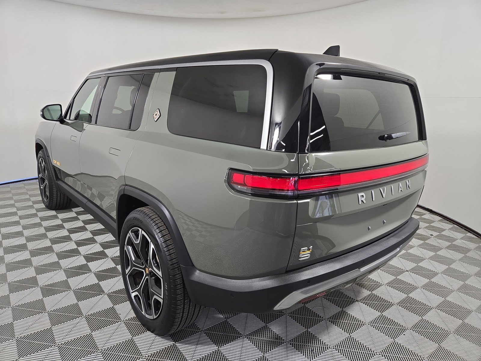 Used 2022 Rivian R1S Launch Edition image 3