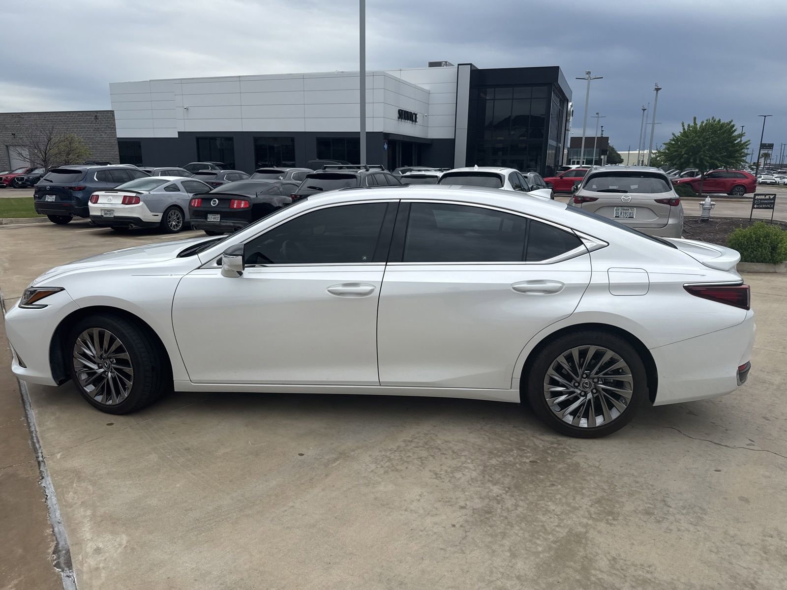 Used 2024 Lexus ES 300h w/ Technology Package image 19