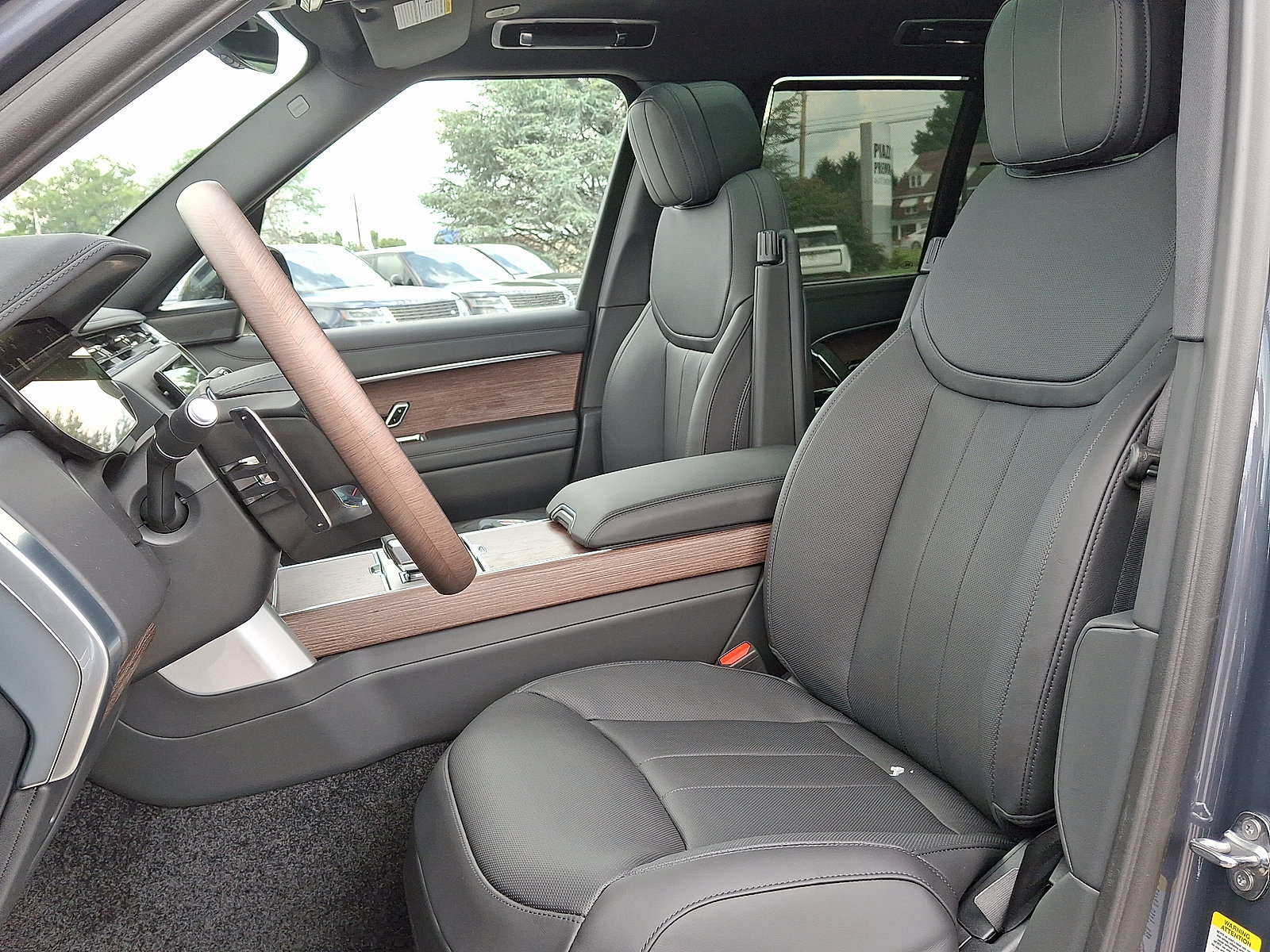 New 2025 Land Rover Range Rover SE image 3