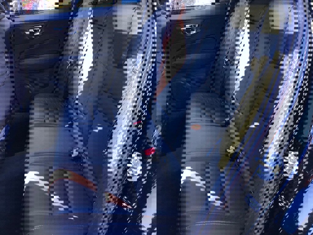 Used 2025 Volvo V60 B5 Cross Country Plus image 34