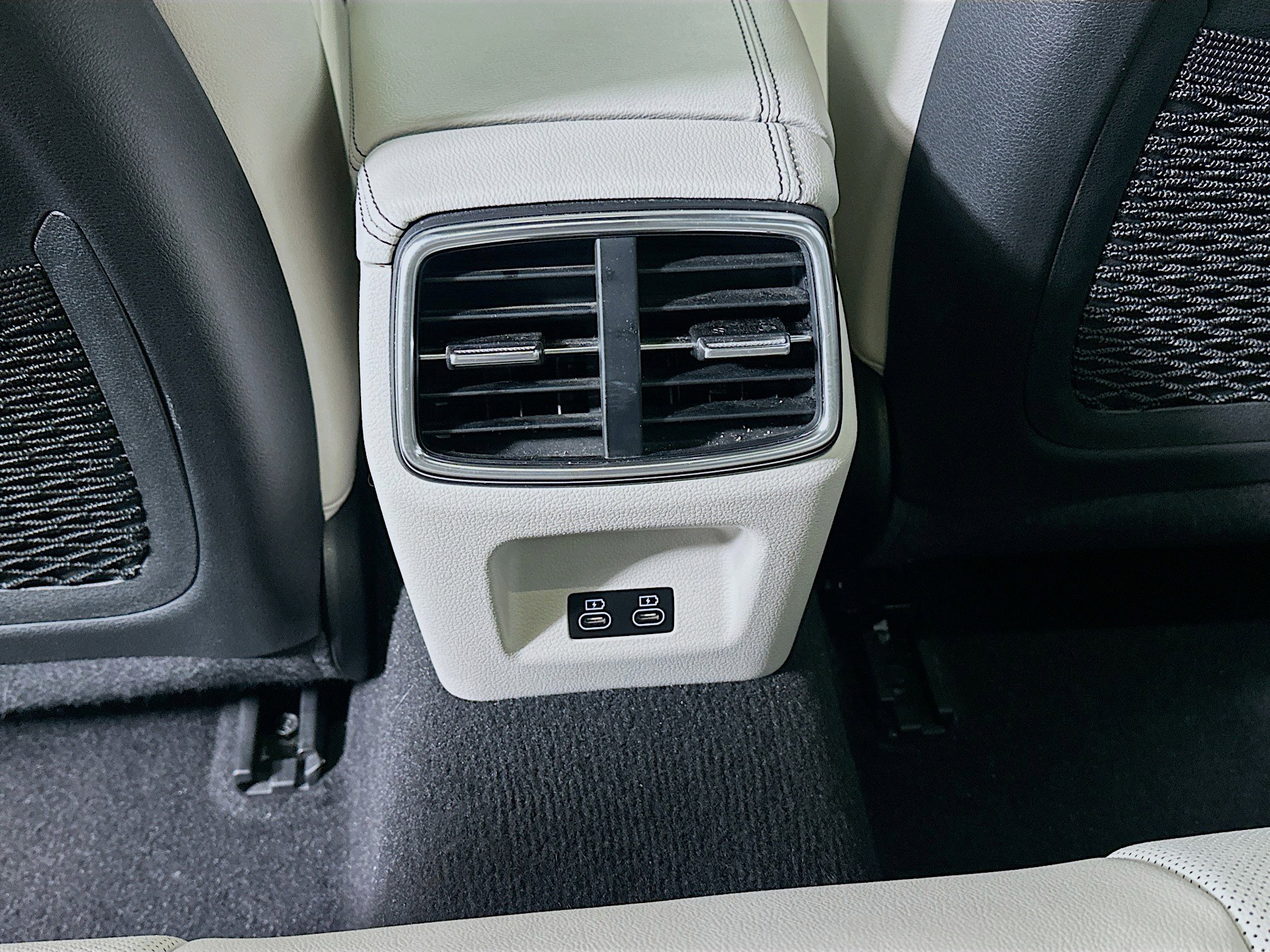 Used 2025 Genesis G70 2.5T image 28