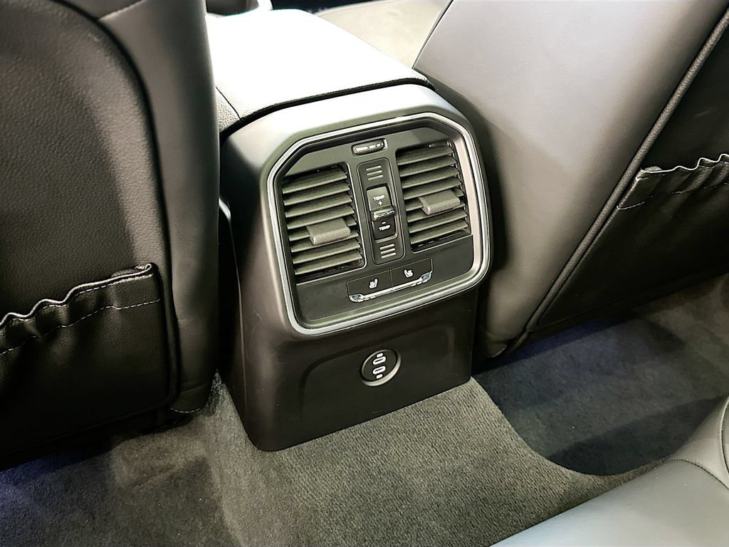 Certified 2022 Porsche Macan S AWD/4WD image 27