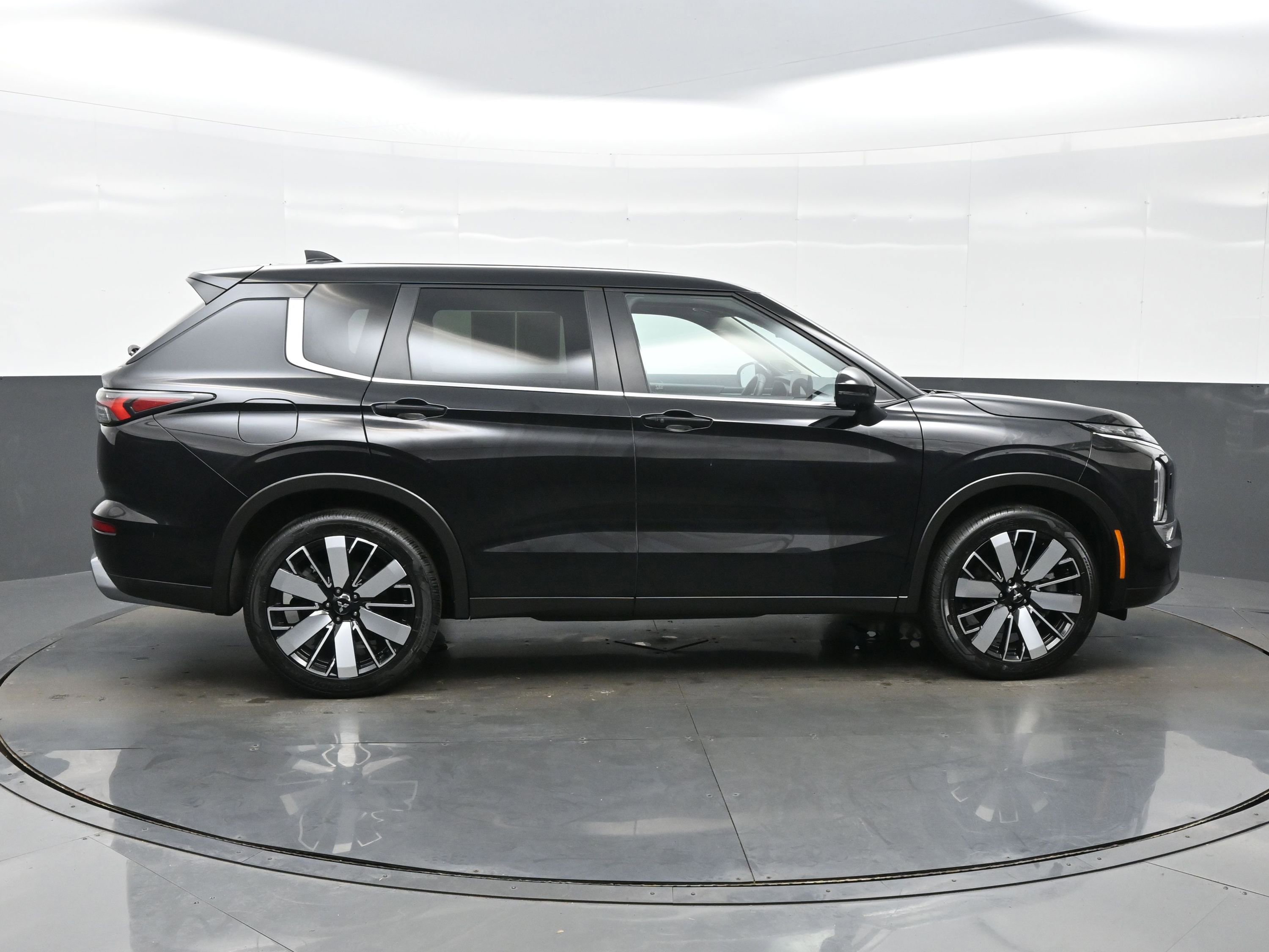 Used 2025 Mitsubishi Outlander SE AWD/4WD image 7
