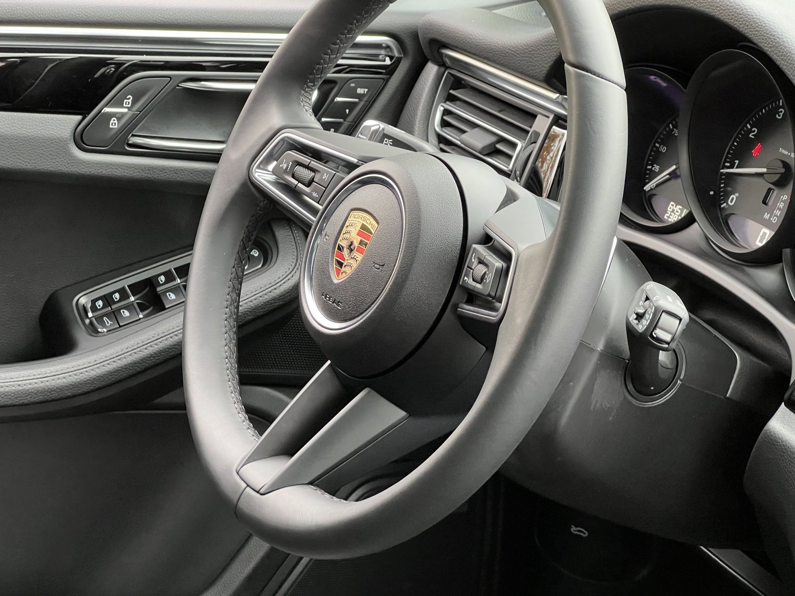 Certified 2025 Porsche Macan image 32