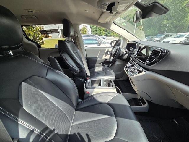 Used 2024 Chrysler Pacifica Touring-L FWD image 10