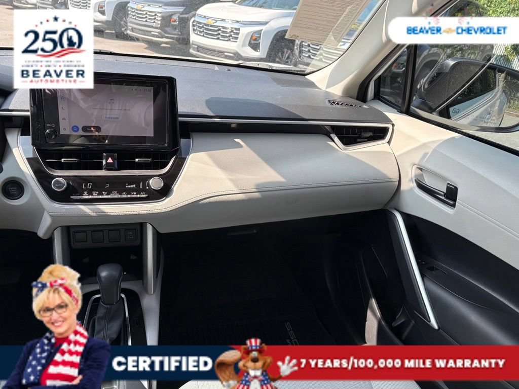 Used 2025 Toyota Corolla Cross LE FWD image 17
