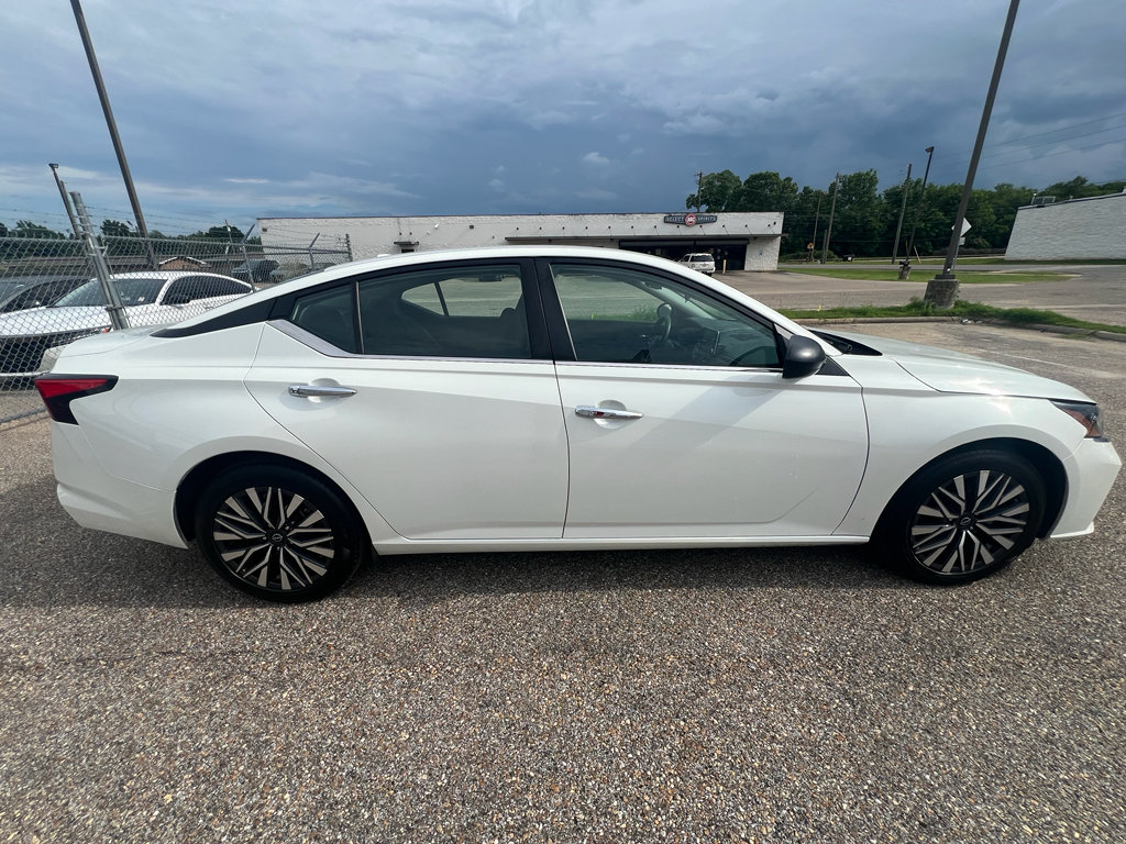 Used 2025 Nissan Altima 2.5 SV FWD image 10
