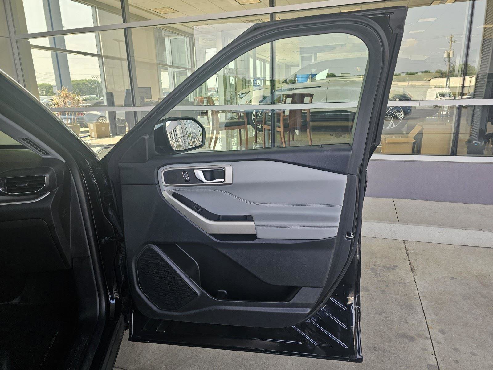 Used 2022 Ford Explorer XLT w/ Equipment Group 202A image 12