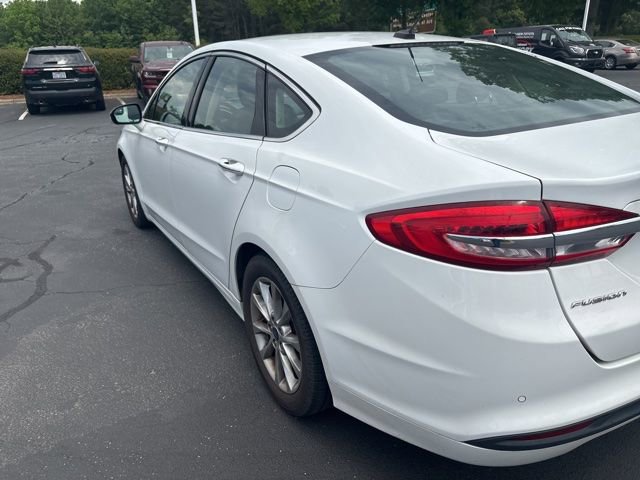 Used 2017 Ford Fusion SE w/ Fusion SE Technology Package FWD image 9