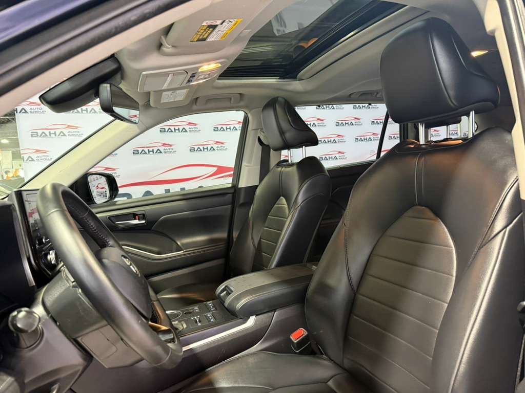 Used 2021 Toyota Highlander XLE AWD/4WD image 30