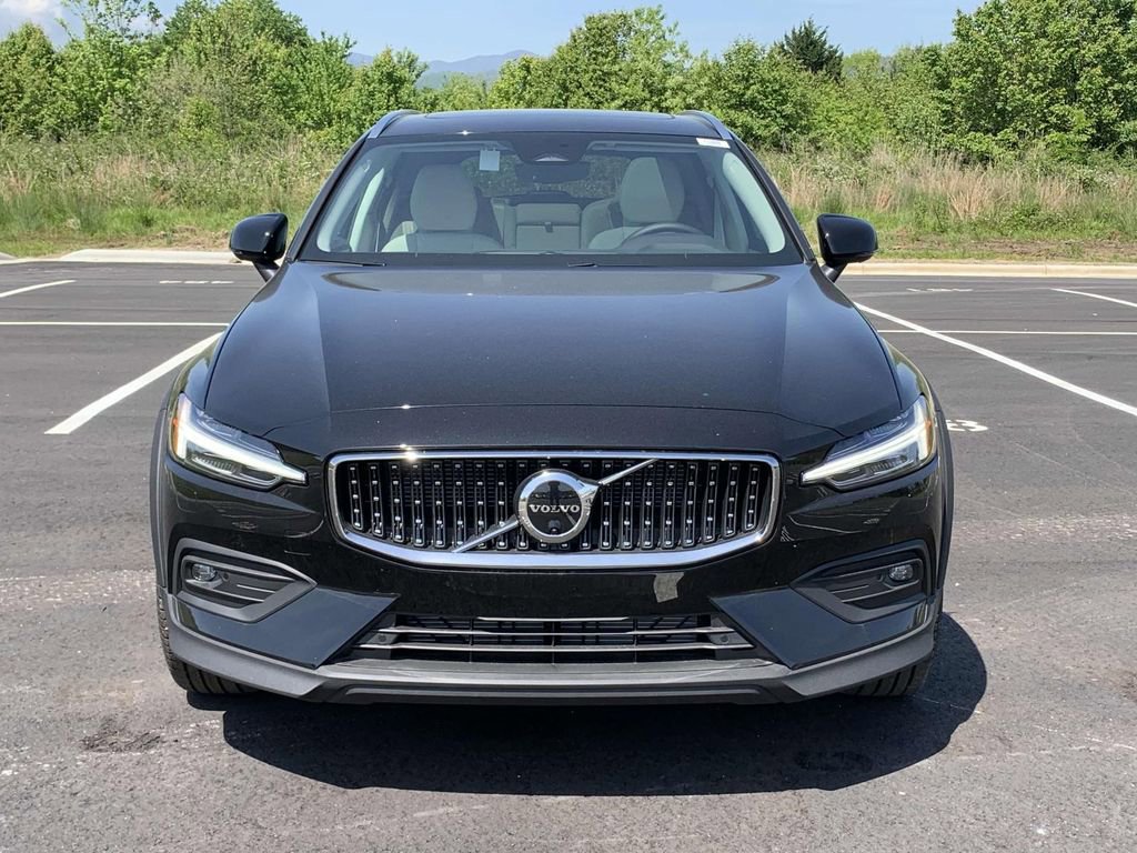New 2025 Volvo V60 B5 Cross Country Plus w/ Protection Package Premier image 16