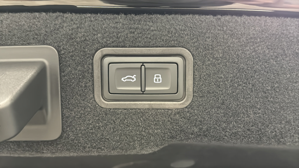 Used 2024 Audi A8 L 3.0T w/ Executive Package AWD/4WD image 28