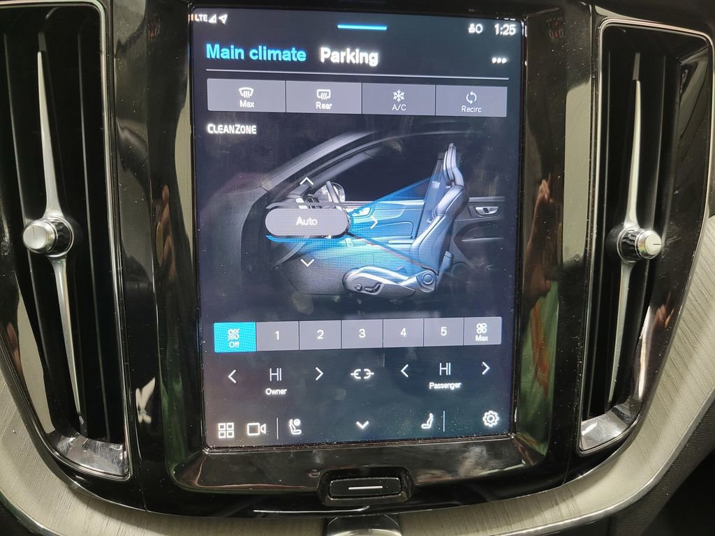 Used 2025 Volvo XC60 B5 Plus image 32