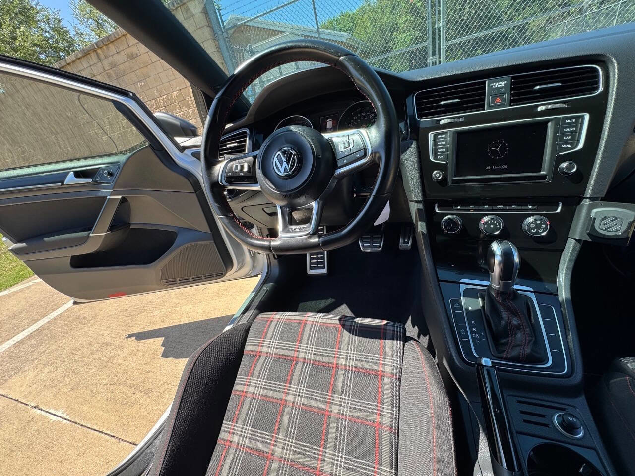 Used 2016 Volkswagen Golf 4-Door FWD image 33